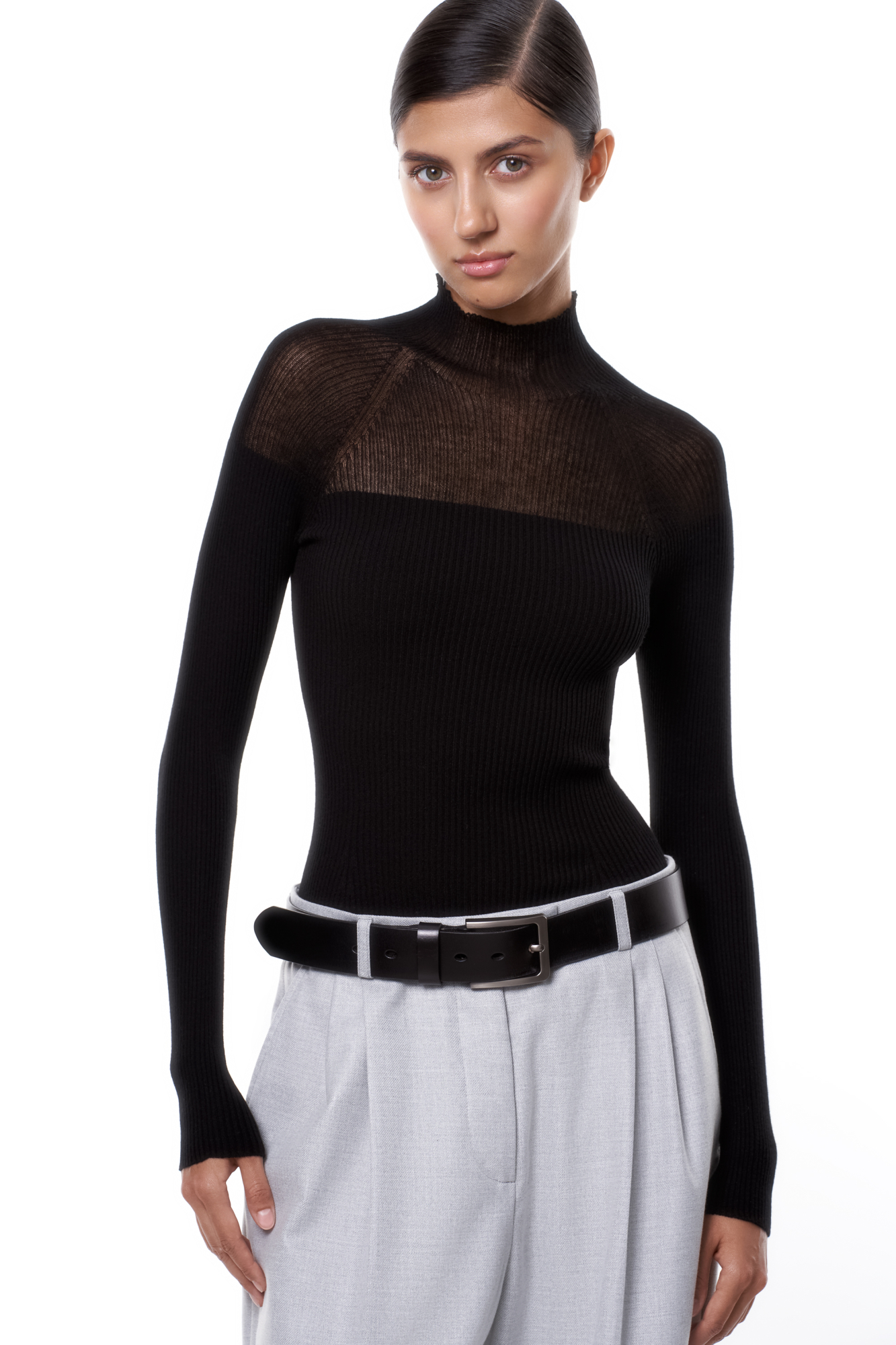 Цельновязаная водолазка из вискозы. Модель приталенного силуэта с длинным рукавом и невысоким воротником.