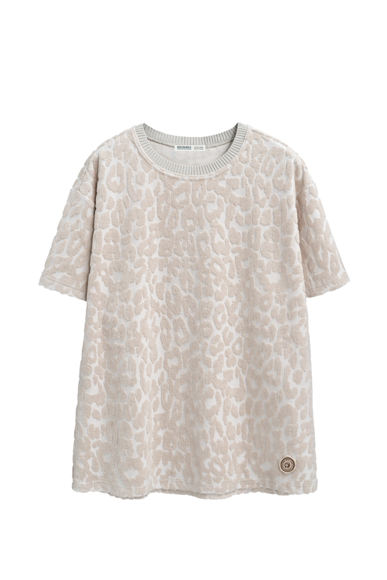 Длинная футболка из махрового трикотажа. Модель свободного силуэта со спущенной линией плеча. Дополнить образ можно шортами в таком же стиле.