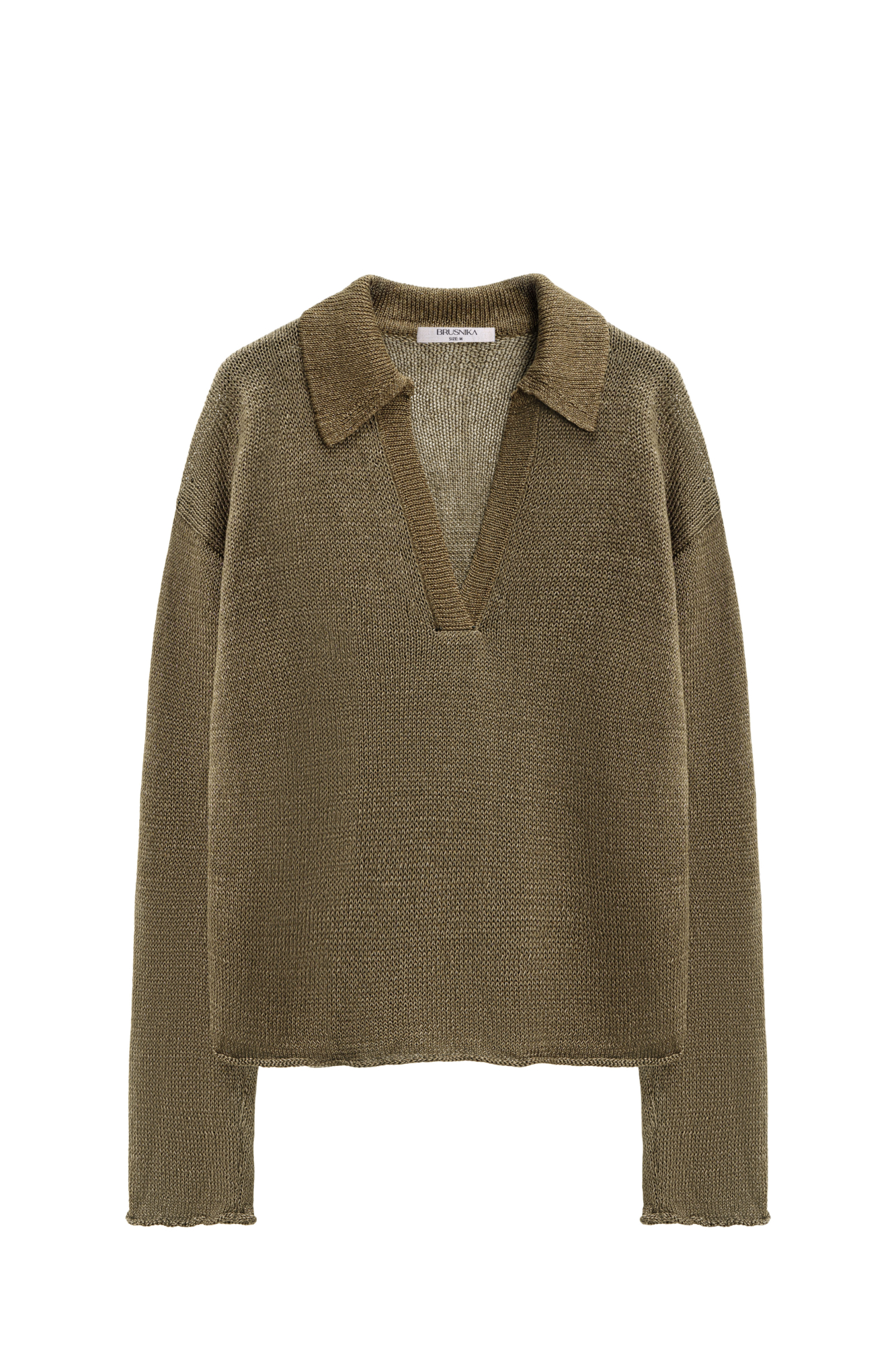 Трикотажный джемпер из 100% льна с воротником поло. Модель свободного силуэта, со спущенной линией плеча, длинными рукавами, V-образным вырезом горловины и валиками по нижнему краю изделия.