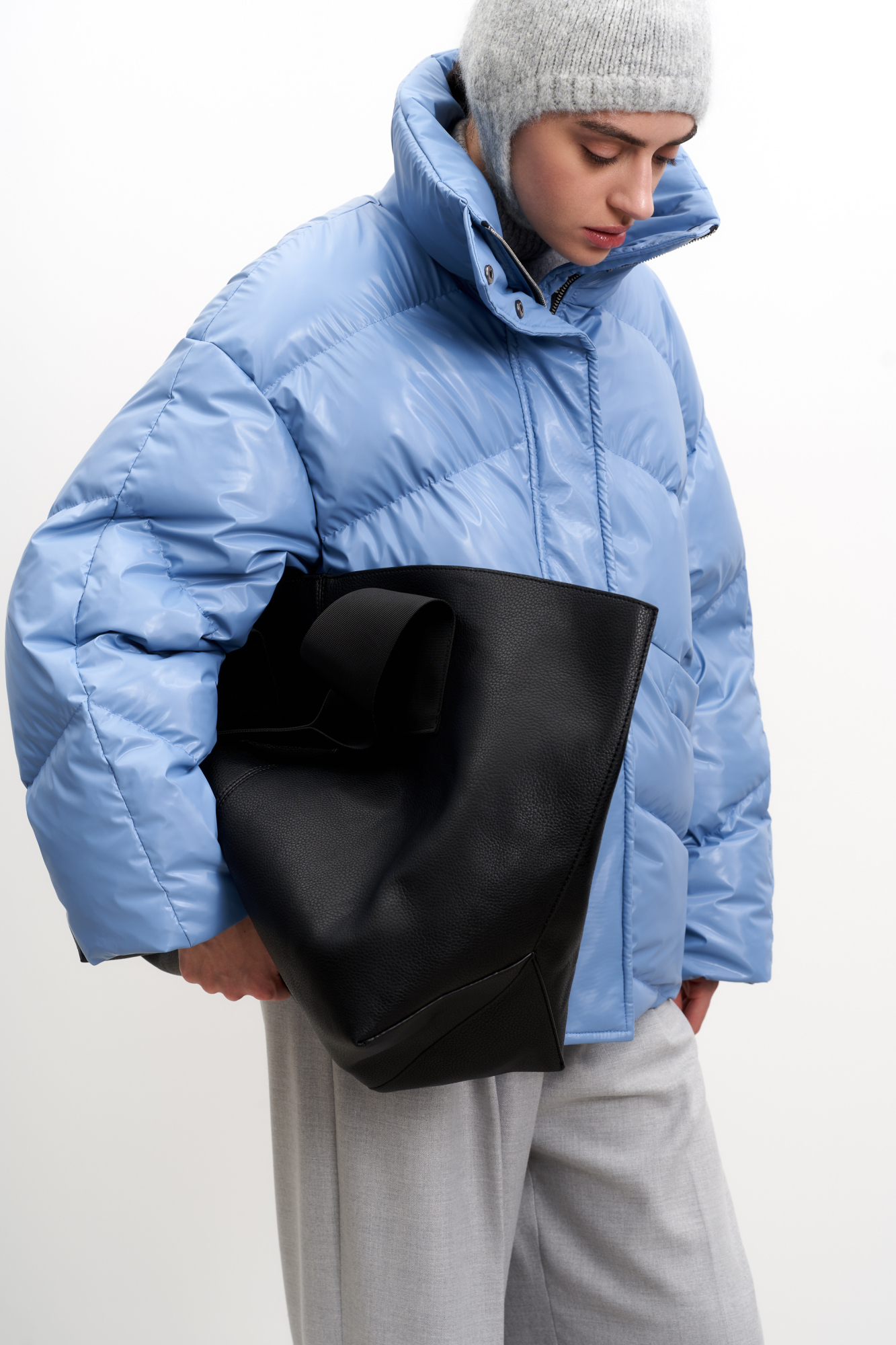 Объемный стеганый пуховик с воротником-стойкой. Модель с боковыми карманами и застежкой на молнию и кнопки. 