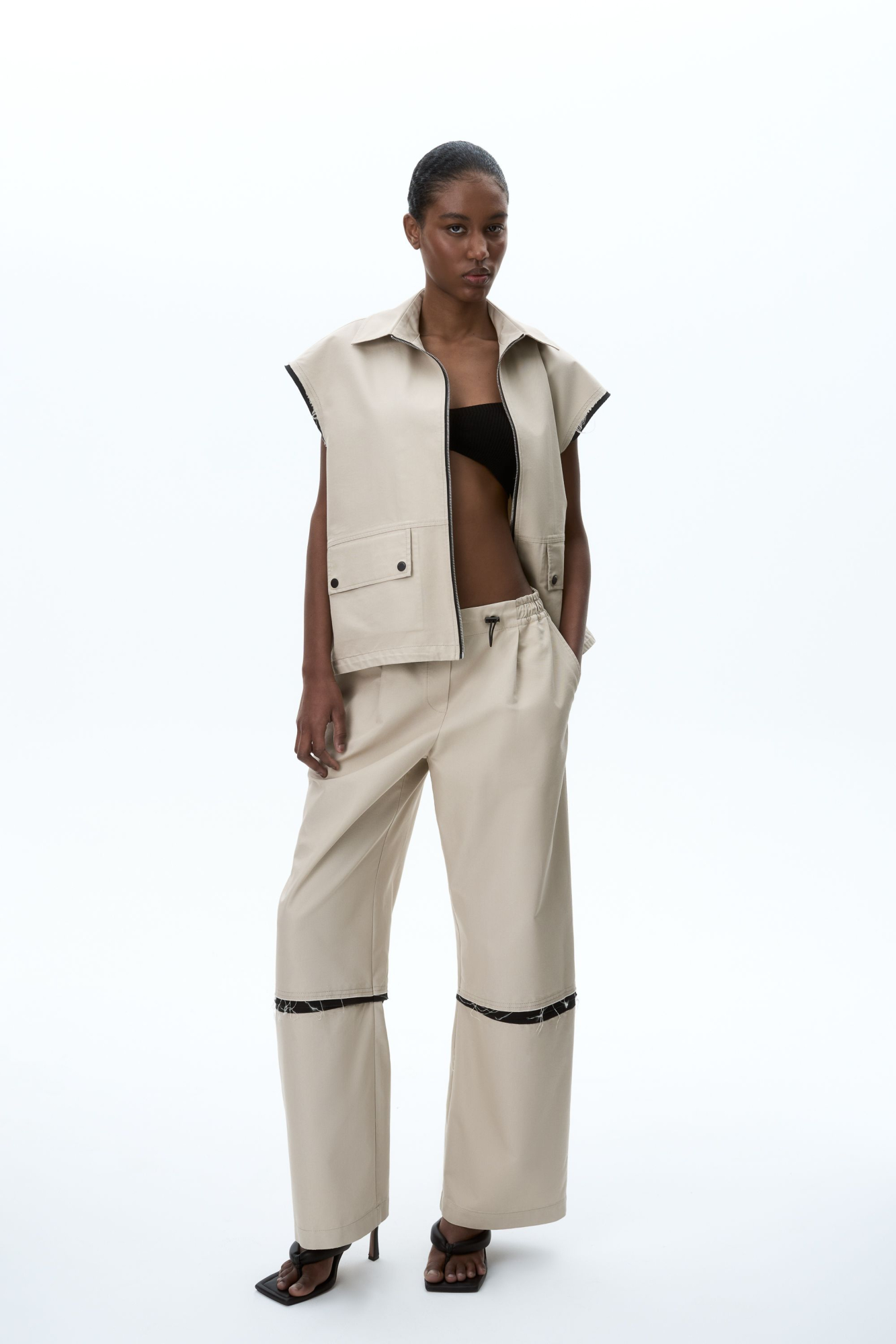 Широкие брюки со вставками. Модель свободного силуэта с боковыми карманами и эластичным поясом на резинке с кулиской. Дополнить образ можно жилетом в таком же стиле.