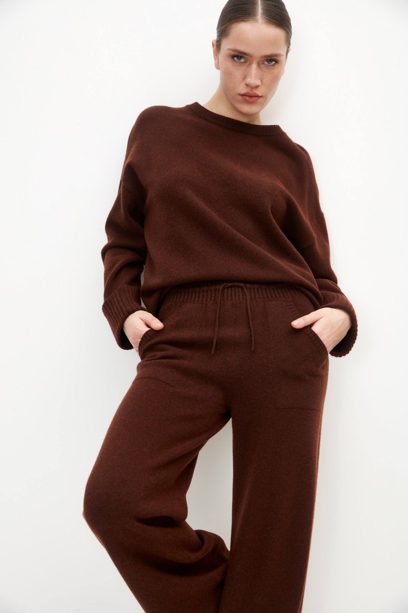 Трикотажный джемпер из шерсти с добавлением кашемира. Модель свободного силуэта со спущенной линией плеча и контрастными полосами на рукавах.