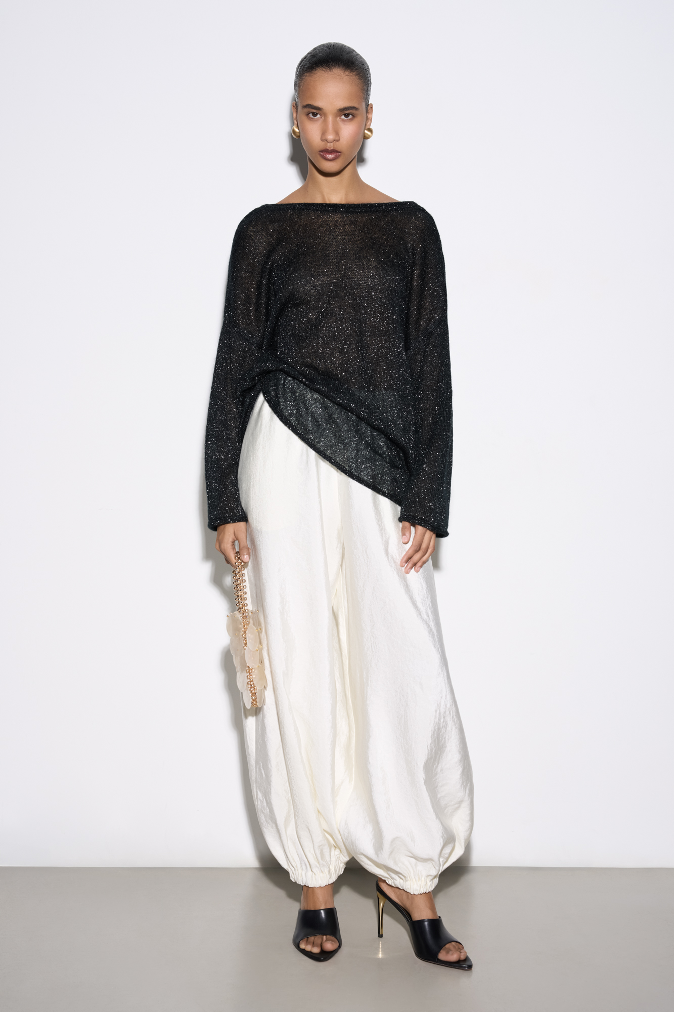 Широкие брюки-джоггеры из текстурной вискозы. Модель свободного силуэта с поясом на резинке.