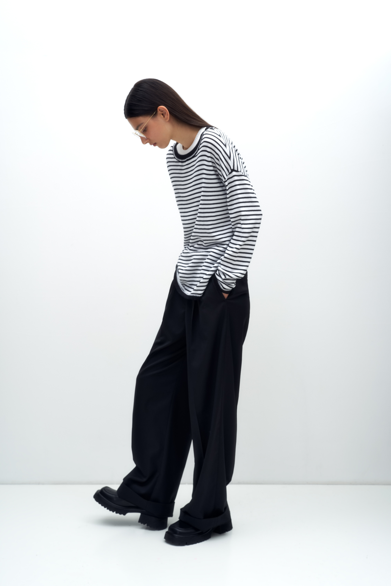 Трикотажный лонгслив из 100% хлопка. Модель свободного силуэта со спущенной линией плеча и круглым вырезом горловины. 