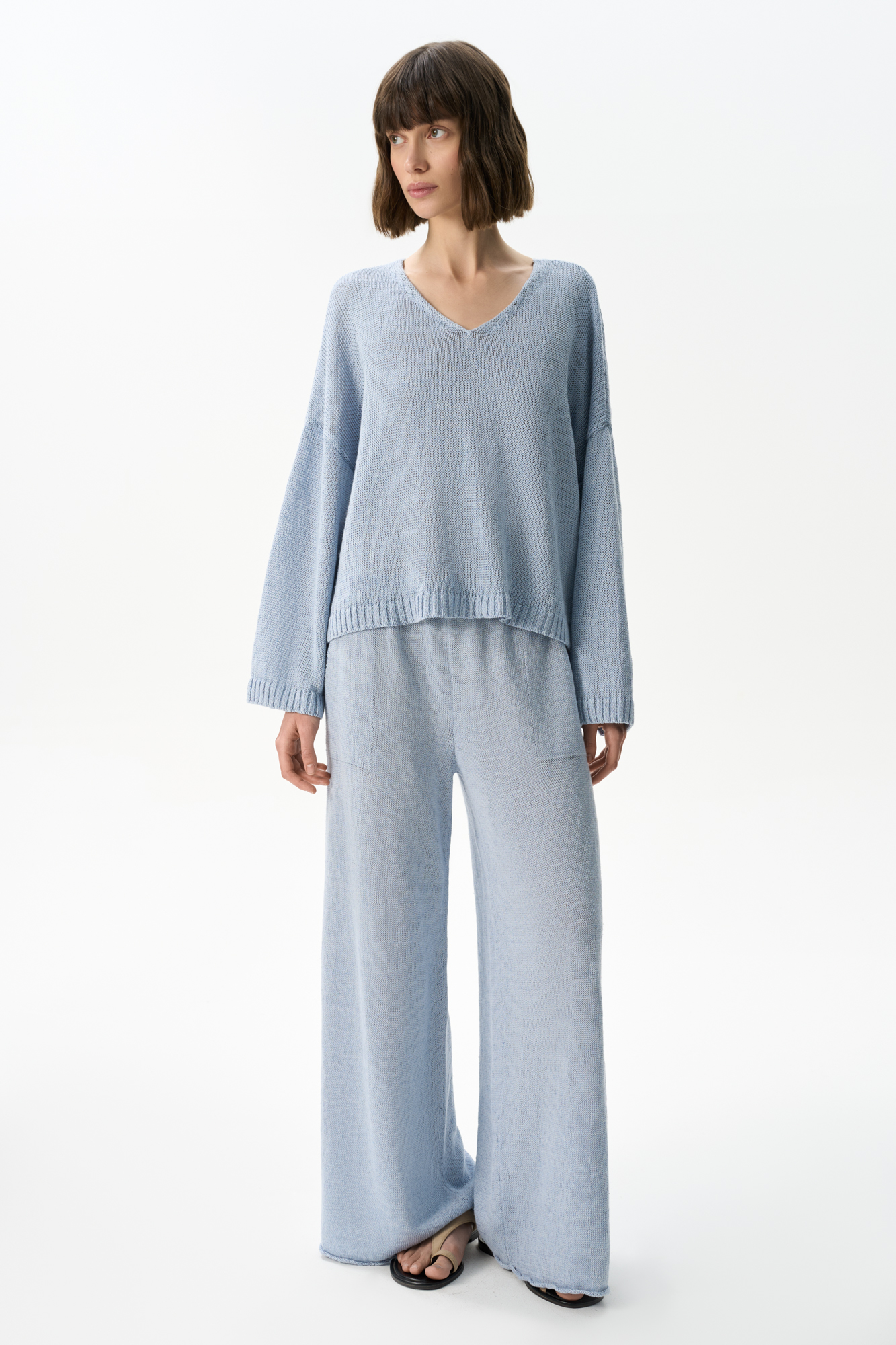 Широкие трикотажные брюки из 100% льна. Модель прямого силуэта, на кулиске и двумя карманами. 