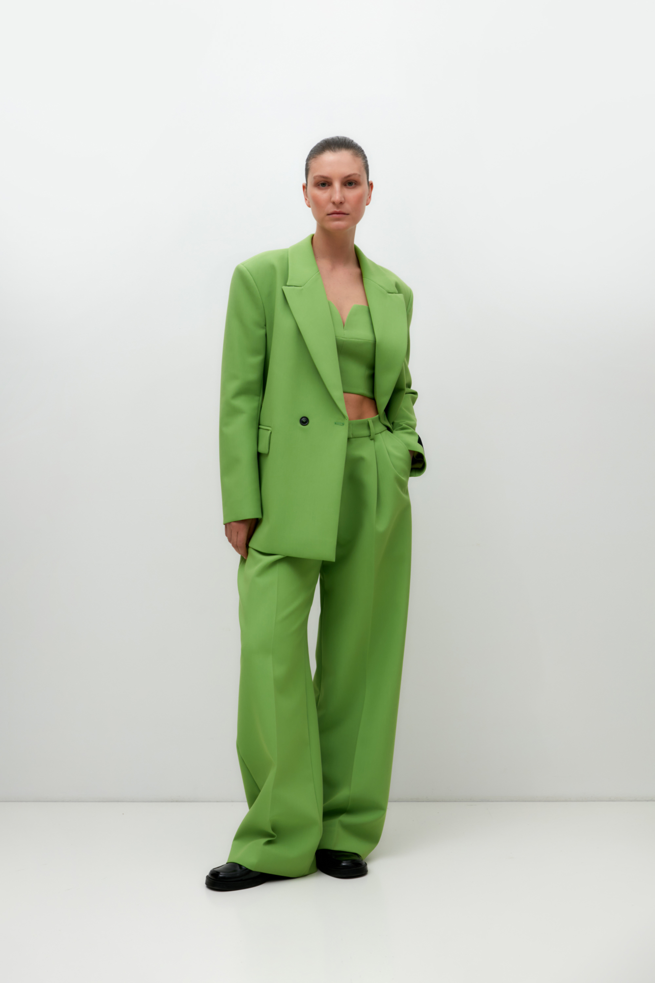 Классические брюки палаццо из вискозы. Модель прямого кроя с потайной застежкой на молнию.