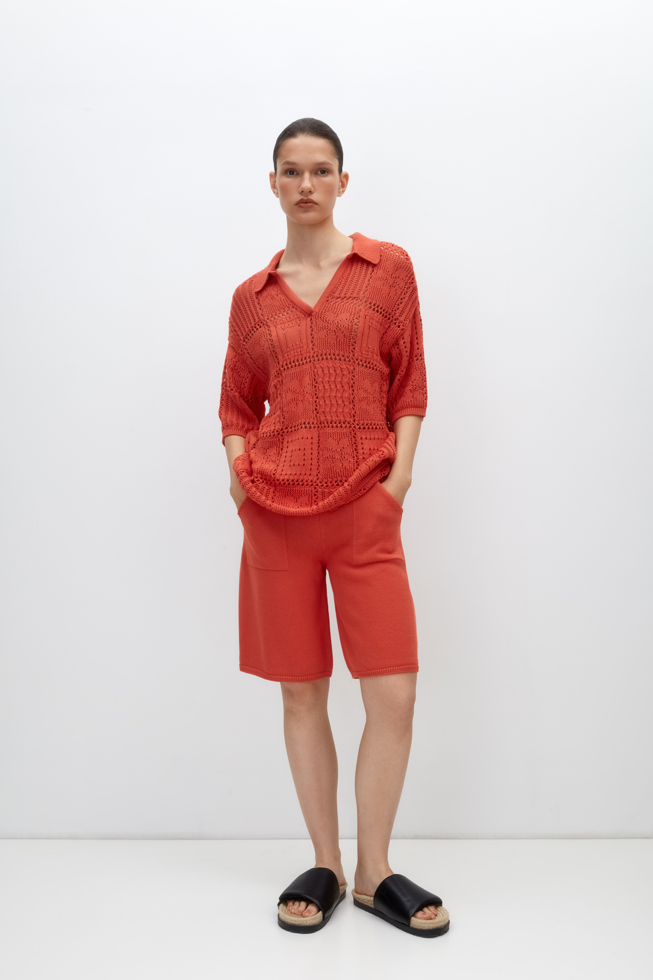 Трикотажная футболка поло из 100% хлопка. Модель выполнена в стиле пэчворк. Изделие прямого кроя, с коротким рукавом,&nbsp;&nbsp;отложным воротником и V-образным вырезом горловины.