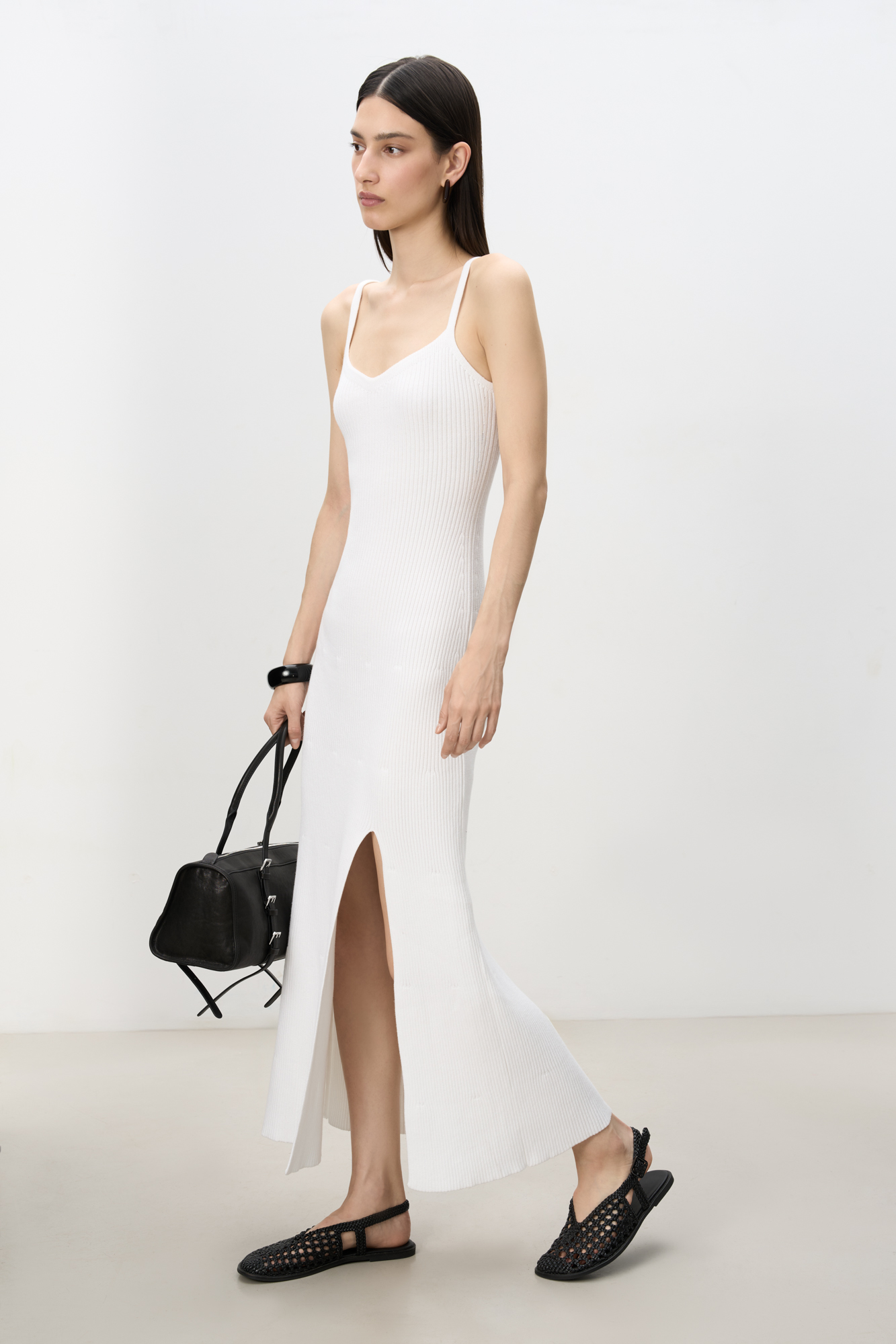 Трикотажный сарафан из 100% хлопка. Модель приталенного силуэта с разрезом сбоку и шнуровкой на спине.