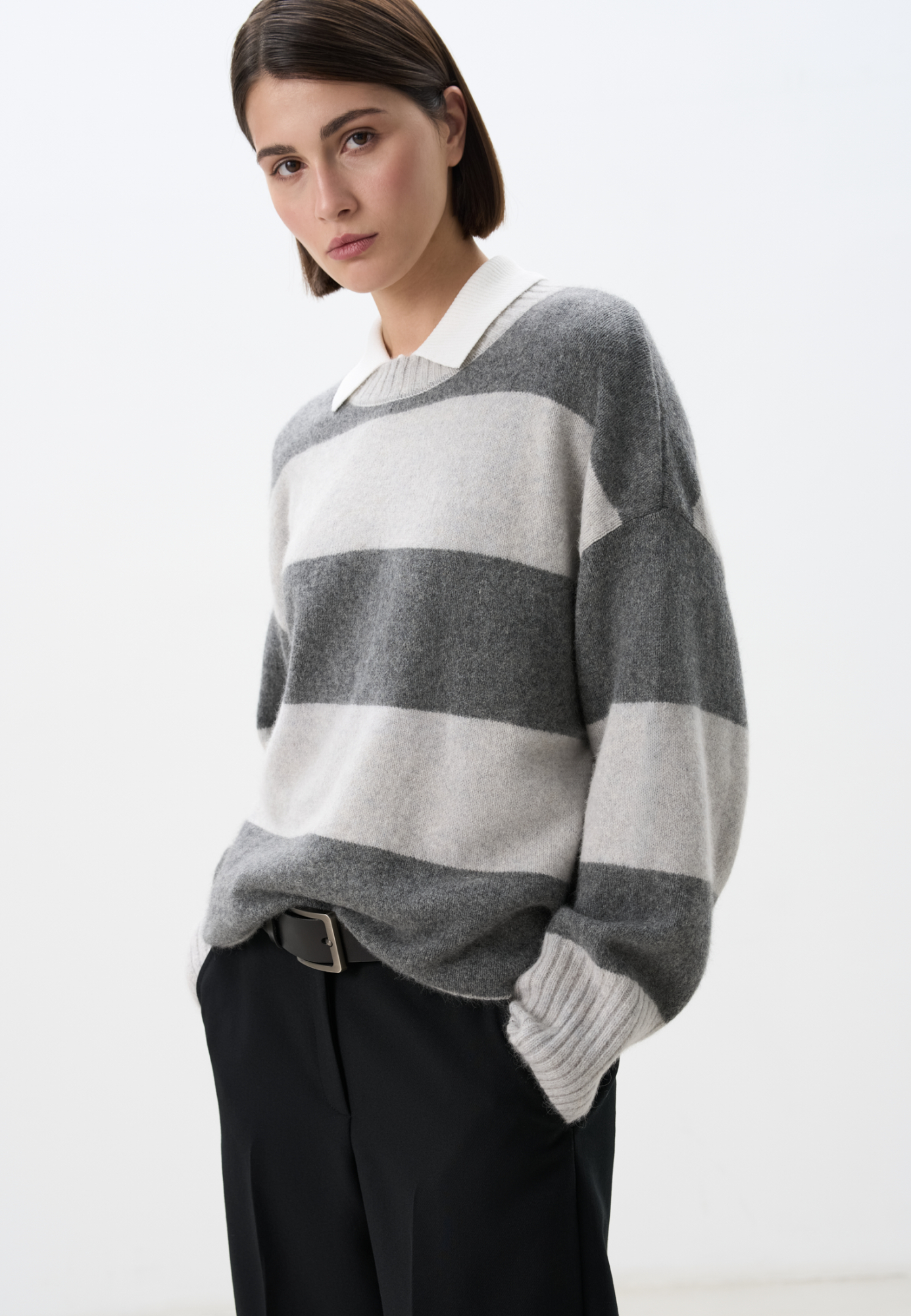 Трикотажный джемпер из пуха лисы в полоску. Модель свободного силуэта со спущенной линией плеча и круглой горловиной. Манжеты и низ изделия выполнен в рубчик.