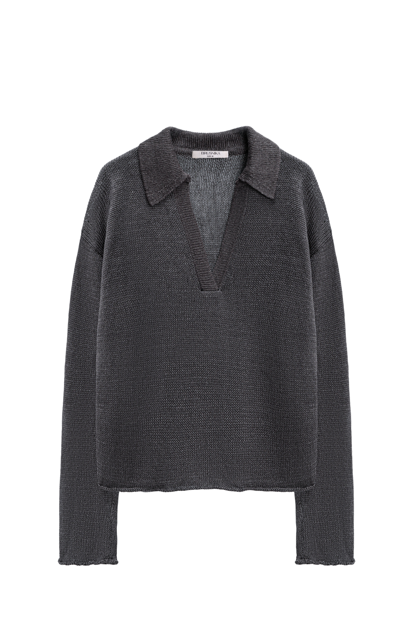 Трикотажный джемпер из 100% льна с воротником поло. Модель свободного силуэта, со спущенной линией плеча, длинными рукавами, V-образным вырезом горловины и валиками по нижнему краю изделия.