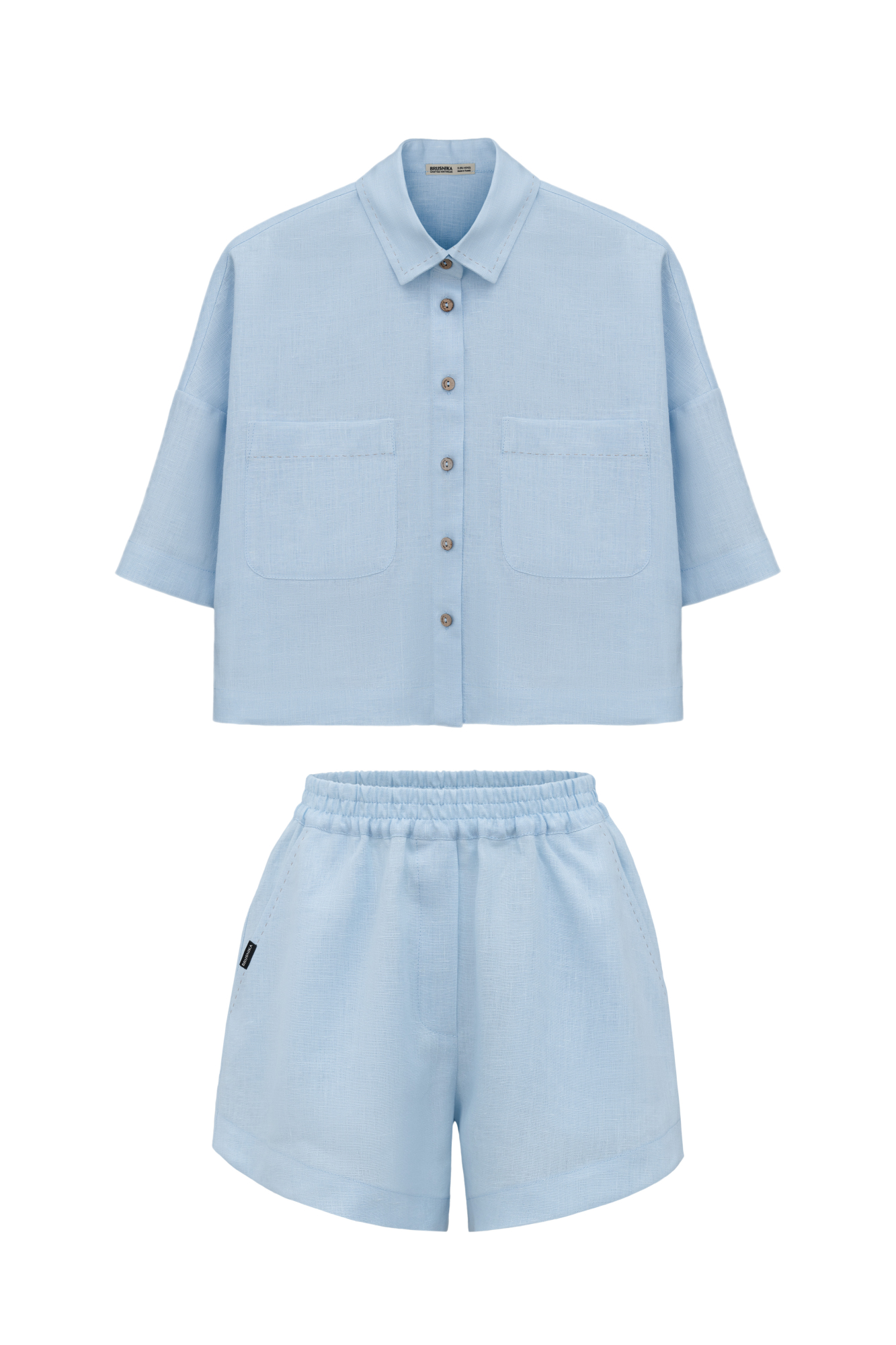 Комплект из 100% льна. Укороченная рубашка с отложным воротником, накладными карманами и спущенной линией плеч. Короткие шорты прямого кроя с боковыми карманами и эластичным поясом на резинке.