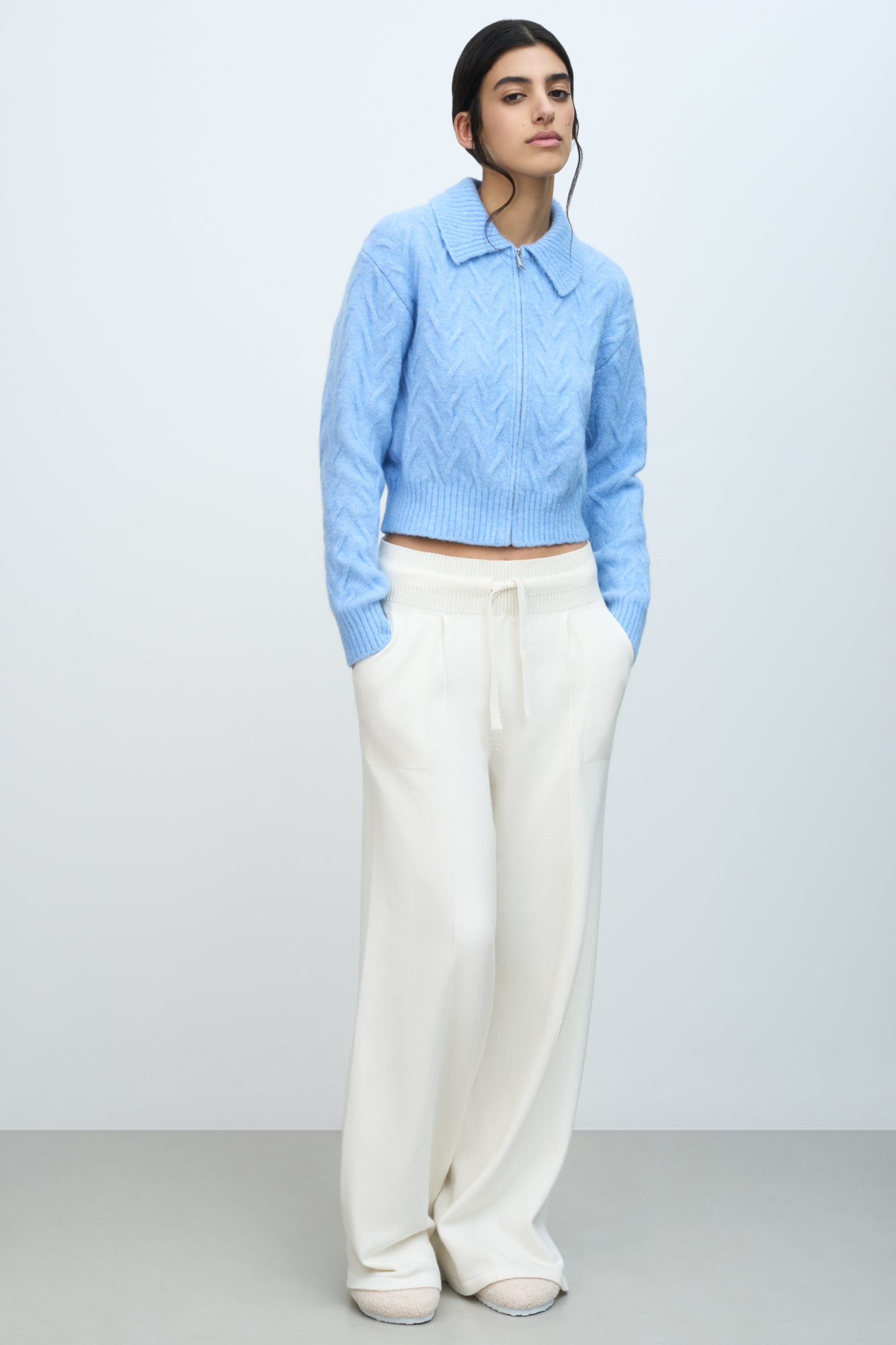 Трикотажный бомбер с добавлением шерсти альпака. Отложной воротник, длинные рукава с эластичными манжетами в рубчик. Застежка на молнию.