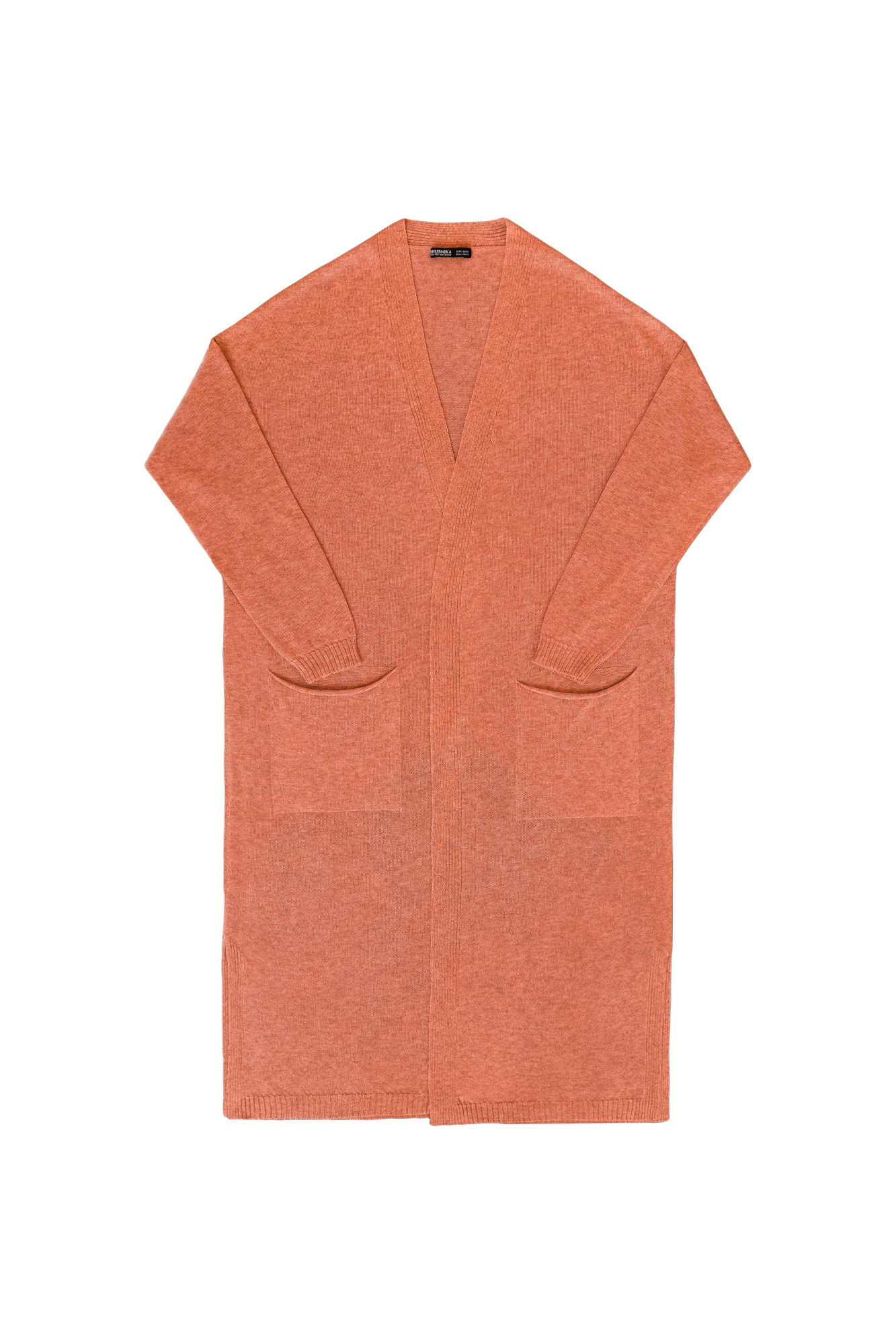 Длинный трикотажный кардиган из вискозы. Модель прямого кроя, с двумя боковыми карманами, шлевками на талии и поясом.