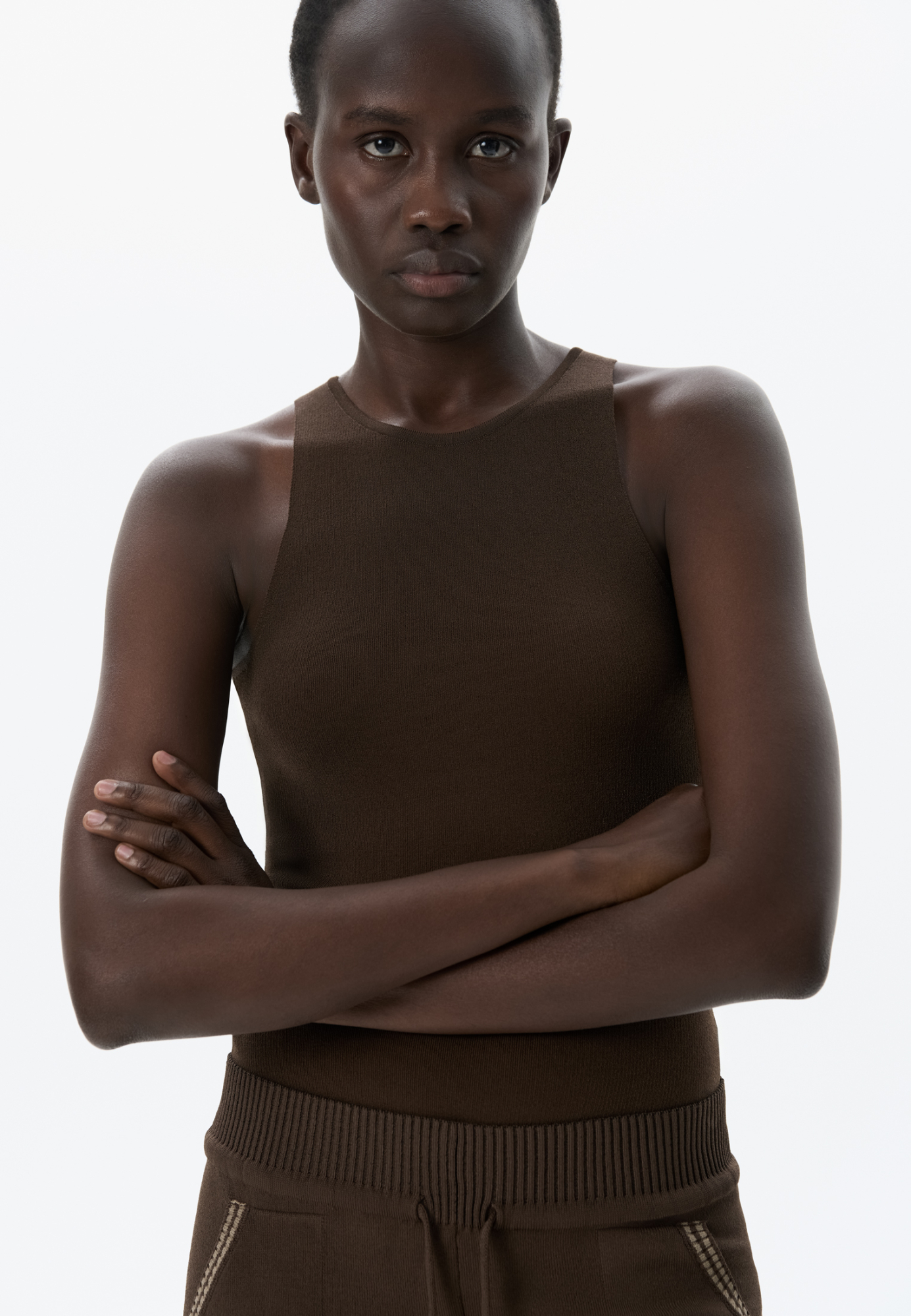 Трикотажное боди из вискозы. Модель приталенного силуэта без рукавов, с широкими лямками, круглым вырезом горловины и глубокой проймой. Застежка на бельевые крючки.