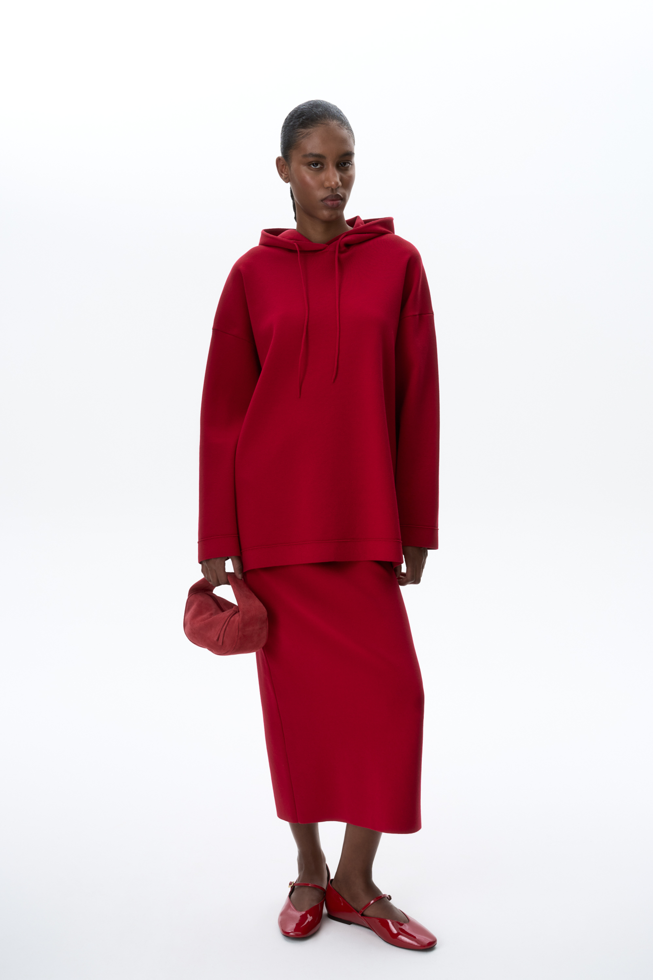 Трикотажная юбка из мягкой вискозы с разрезом сзади и поясом из эластичной ленты в рубчик. 