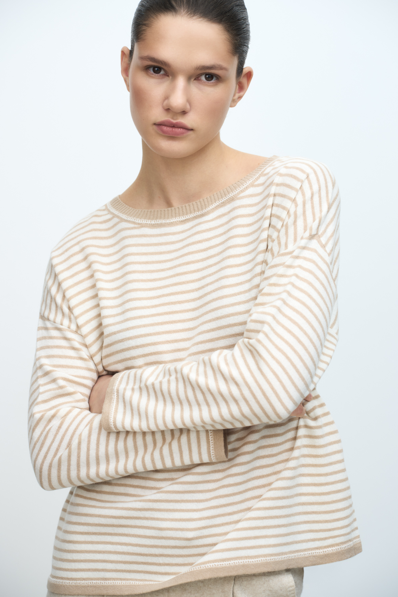 Трикотажный джемпер в полоску из шерсти с добавлением кашемира. Модель свободного силуэта со спущенной линией плеч и круглым вырезом горловины.