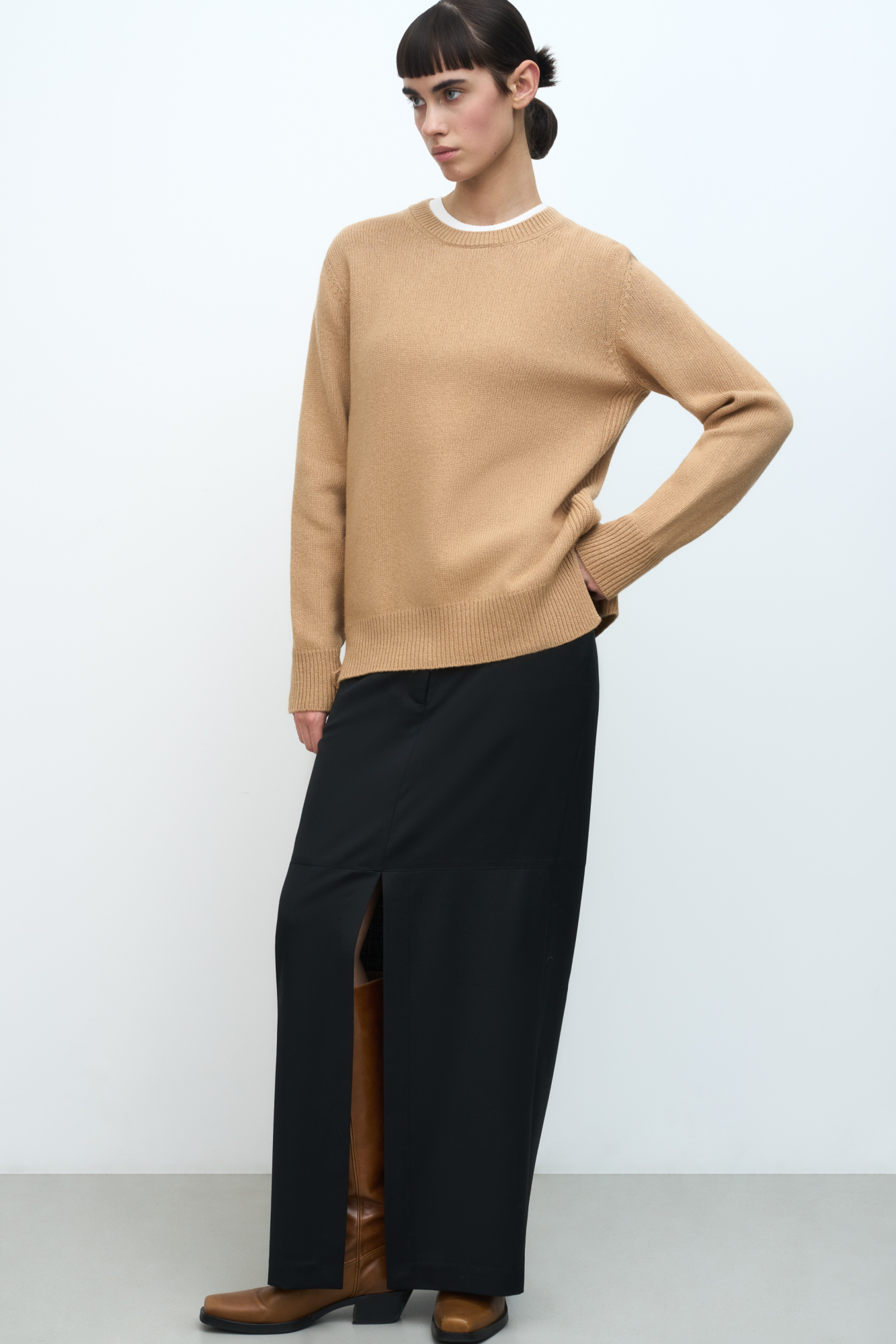 Трикотажный джемпер из кашемира и шерсти. Модель свободного силуэта с удлиненной спинкой и разрезами по бокам. Манжеты рукавов и низ изделия выполнены в рубчик.