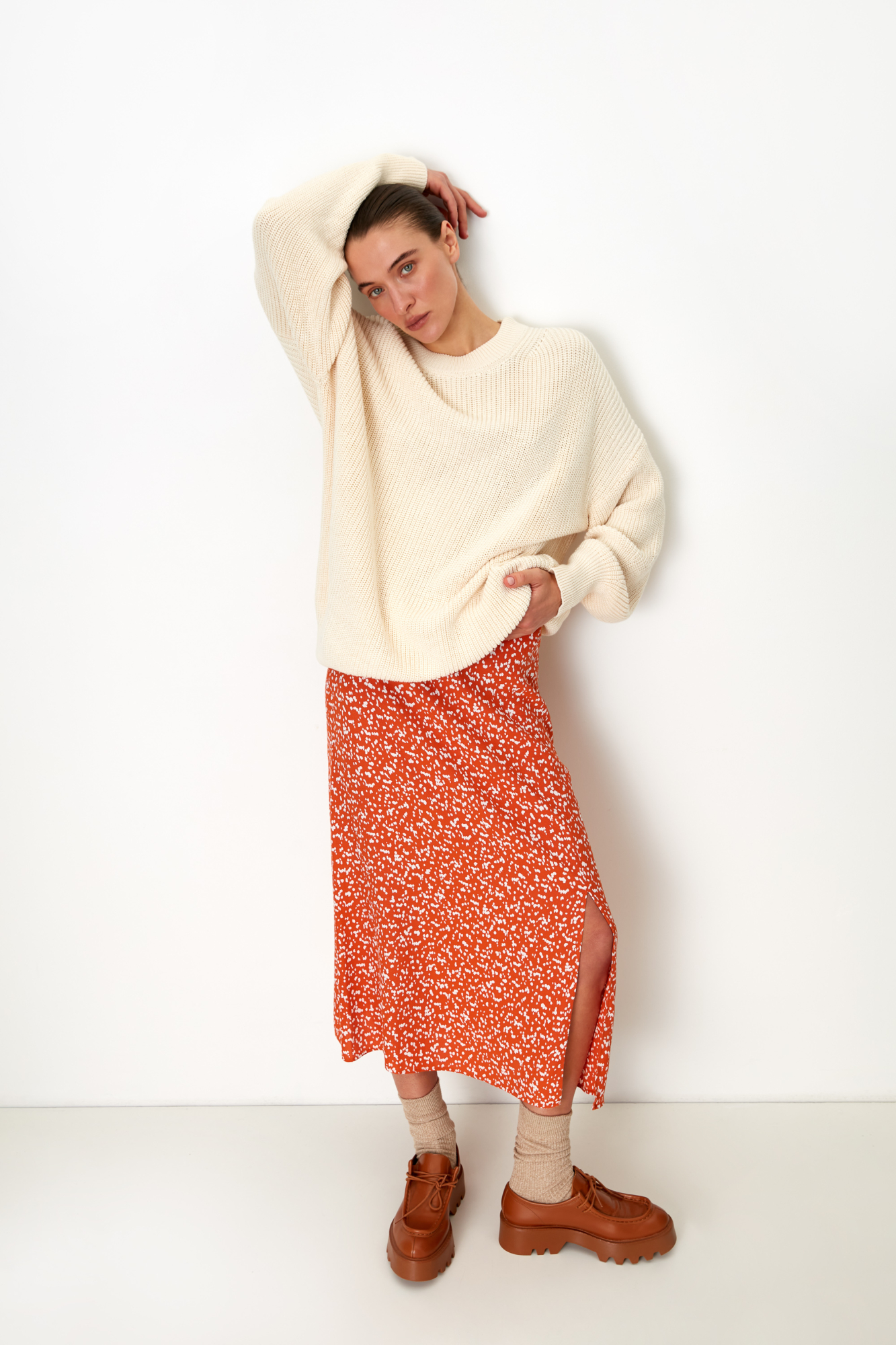 Принтованная юбка длины миди из 100% вискозы с разрезом спереди и эластичным поясом.