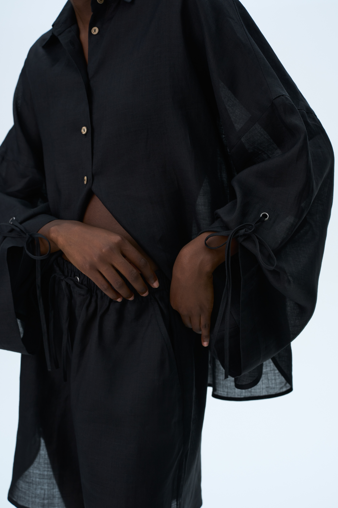 Комплект из 100% крапивы, состоящий из рубашки и шорт. Рубашка с длинными расклешенными рукавами на кулиске, классическим отложным воротником и застежкой на пуговицы. Короткие шорты&nbsp;&nbsp;с боковыми карманами и эластичным поясом на резинке. 