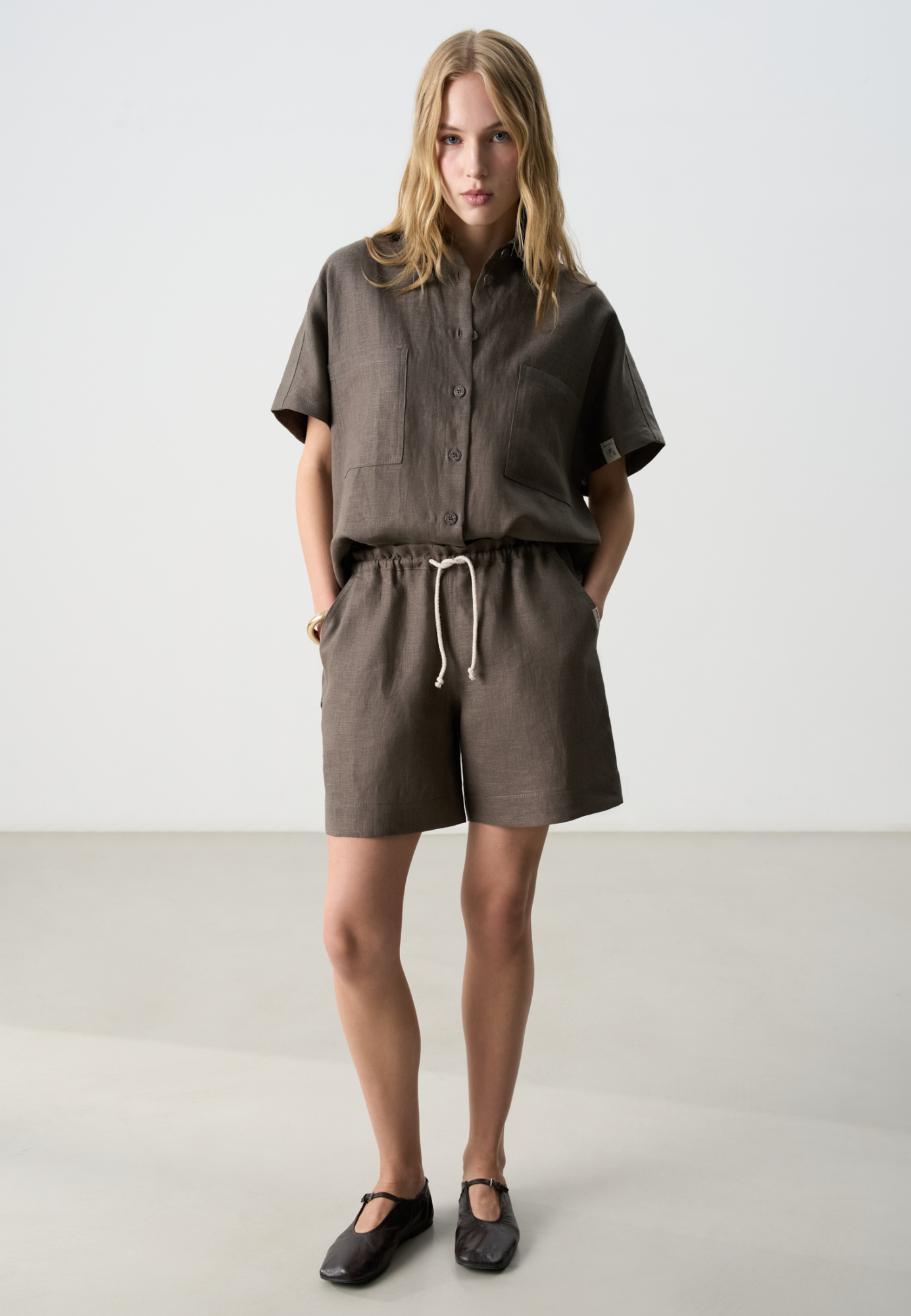 Короткие шорты из 100% льна. Модель свободного кроя, с поясом на кулиске и боковыми карманами. 