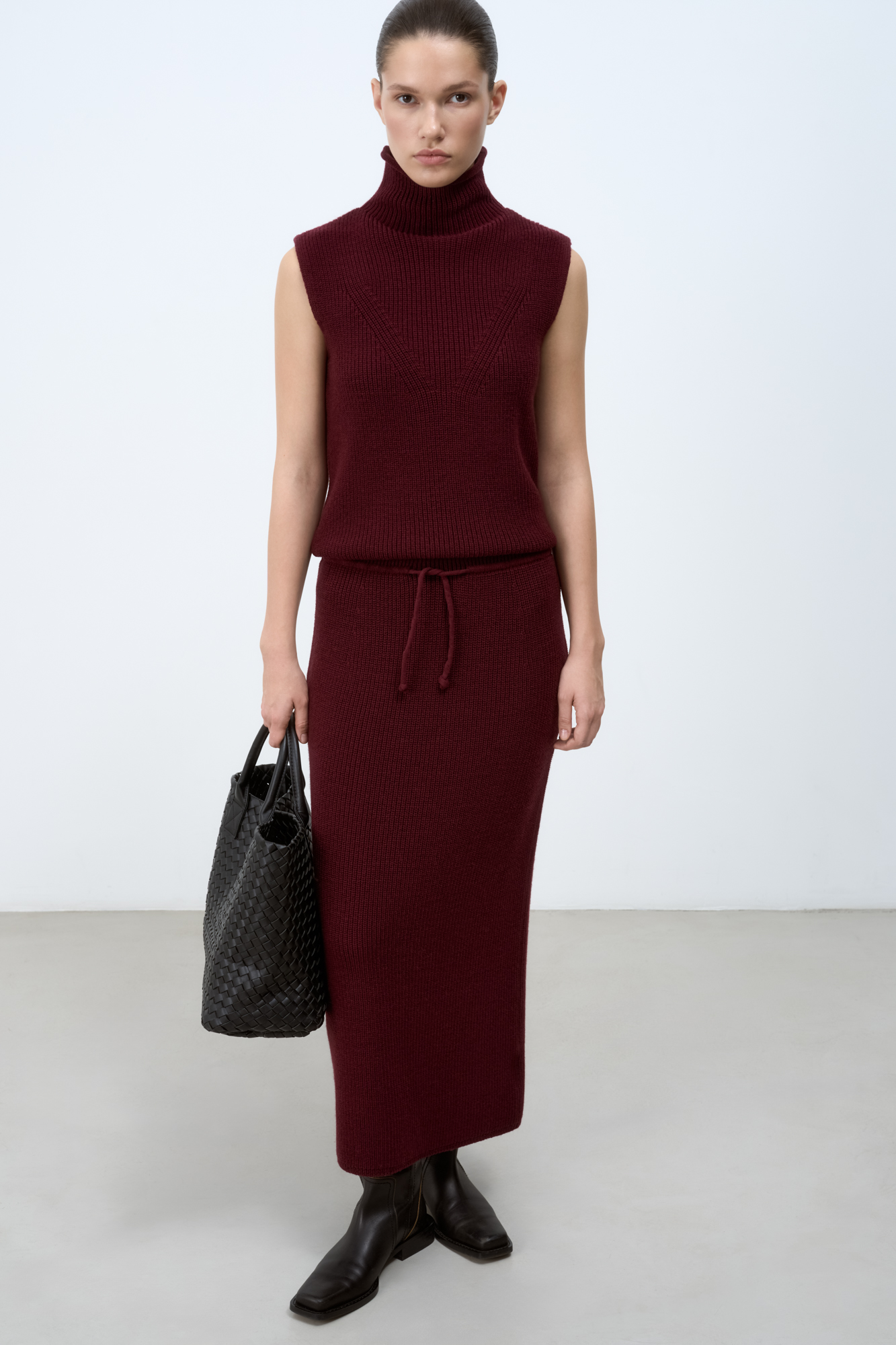 Трикотажная юбка длины миди. Модель прямого силуэта с эластичным поясом на кулиске. Дополнить образ можно жилетом в таком же стиле.