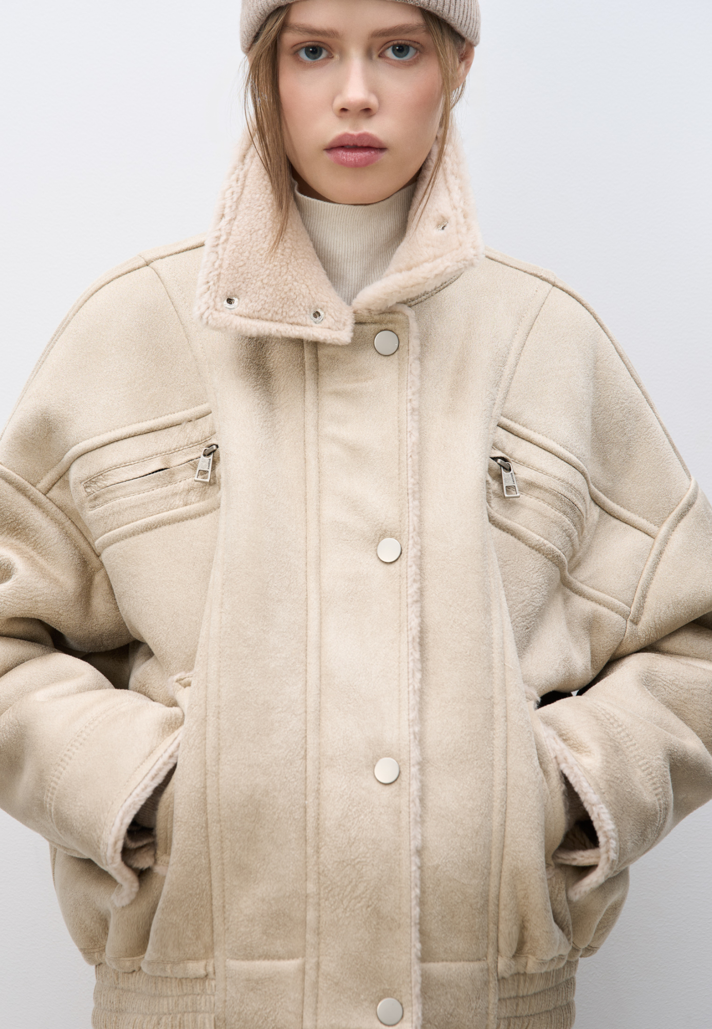 Шерстяной бомбер с воротником-стойкой. Модель свободного силуэта со спущенной линией плеча, манжетами на кнопках, нагрудными карманами на молниях и боковыми карманами. Низ изделия выполнен на резинке. Застежка на молнию под планкой с кнопками.