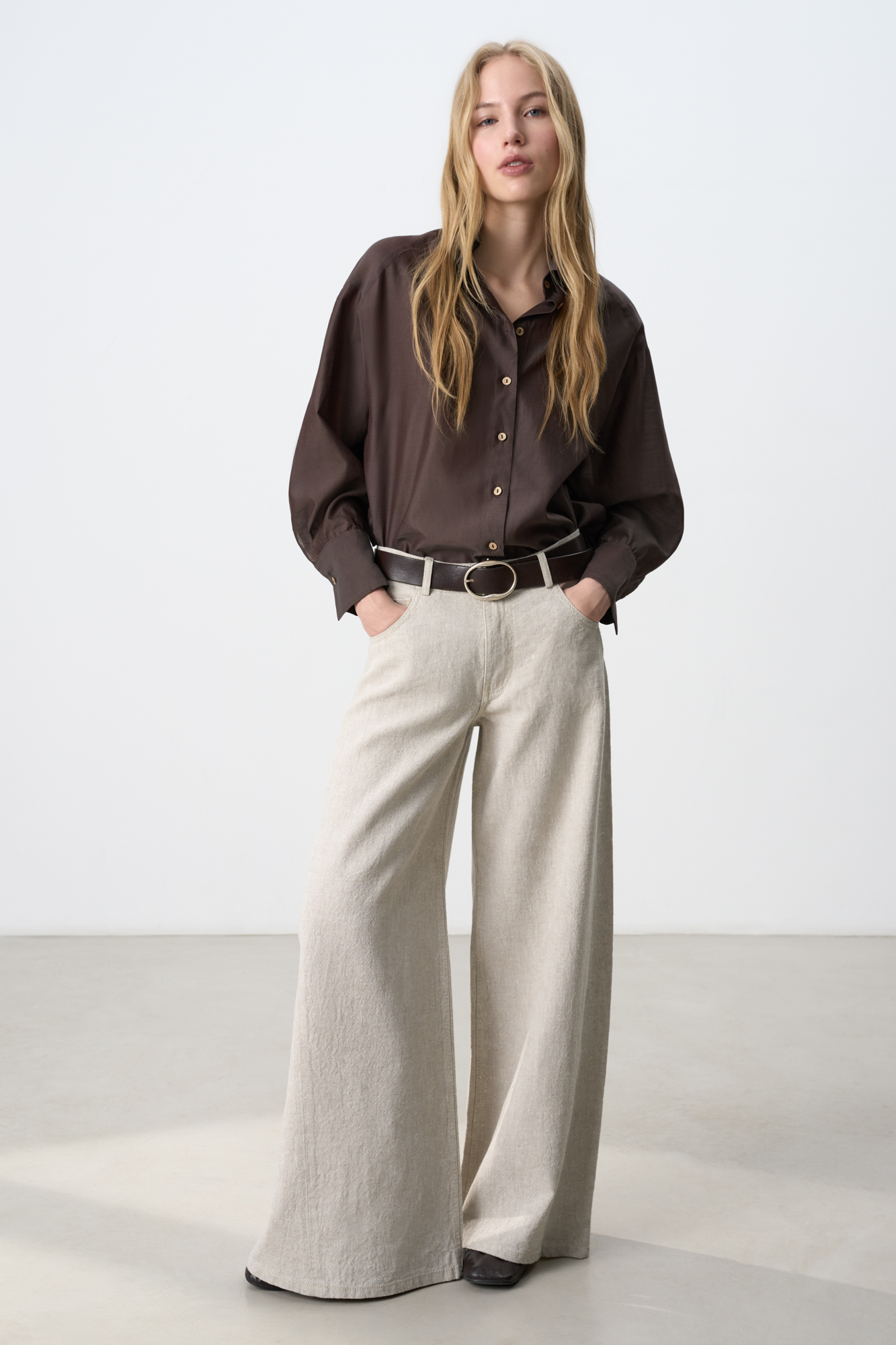 Широкие брюки из 100% льна. Модель прямого кроя, с широким поясом со шлеками для ремня и пятью карманами.