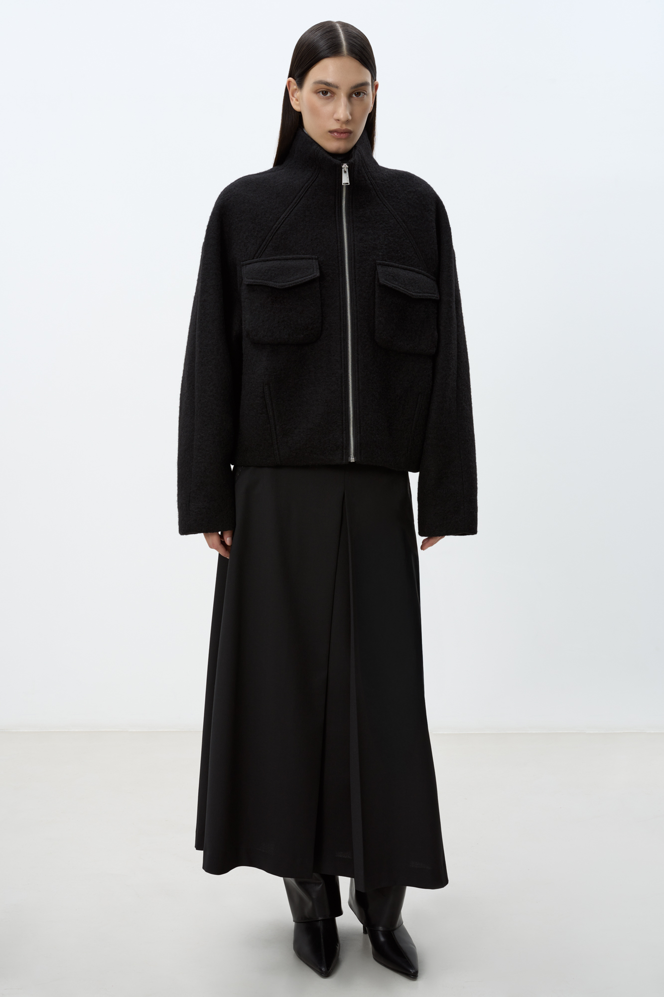 Шерстяная куртка на подкладке. Модель свободного силуэта со спущенной линией плеча, накладными карманами на груди и воротником-стойкой. Застежка на молнию.