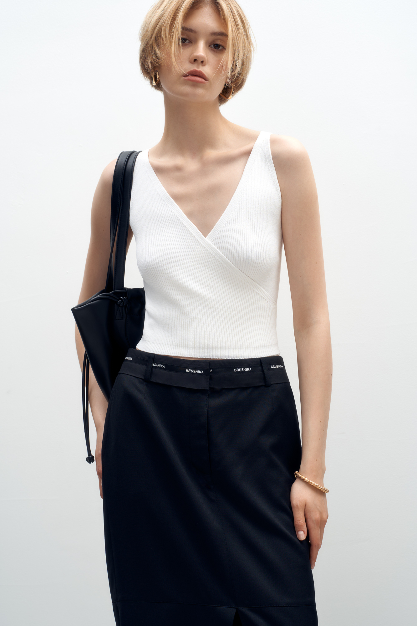 Трикотажный топ из вискозы. Модель приталенного силуэта с имитацией запаха. Изделие выполнено в рубчик. 