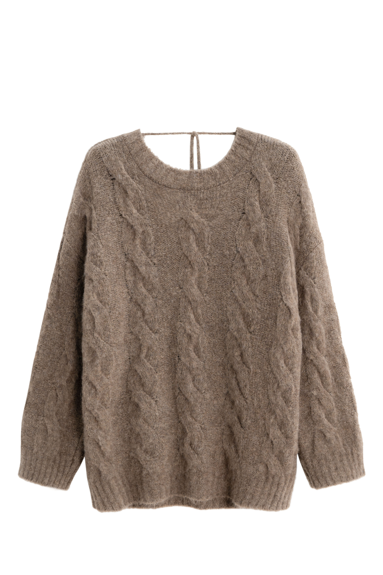 Трикотажный джемпер из шерсти и мохера. Модель свободного силуэта со спущенной линией плеч, длинными рукавами, круглой горловиной и глубоким вырезом на спине, фиксирующимся шнурком. Изделие декорировано фактурной вязкой в виде кос. Края изделия выполнены в рубчик.