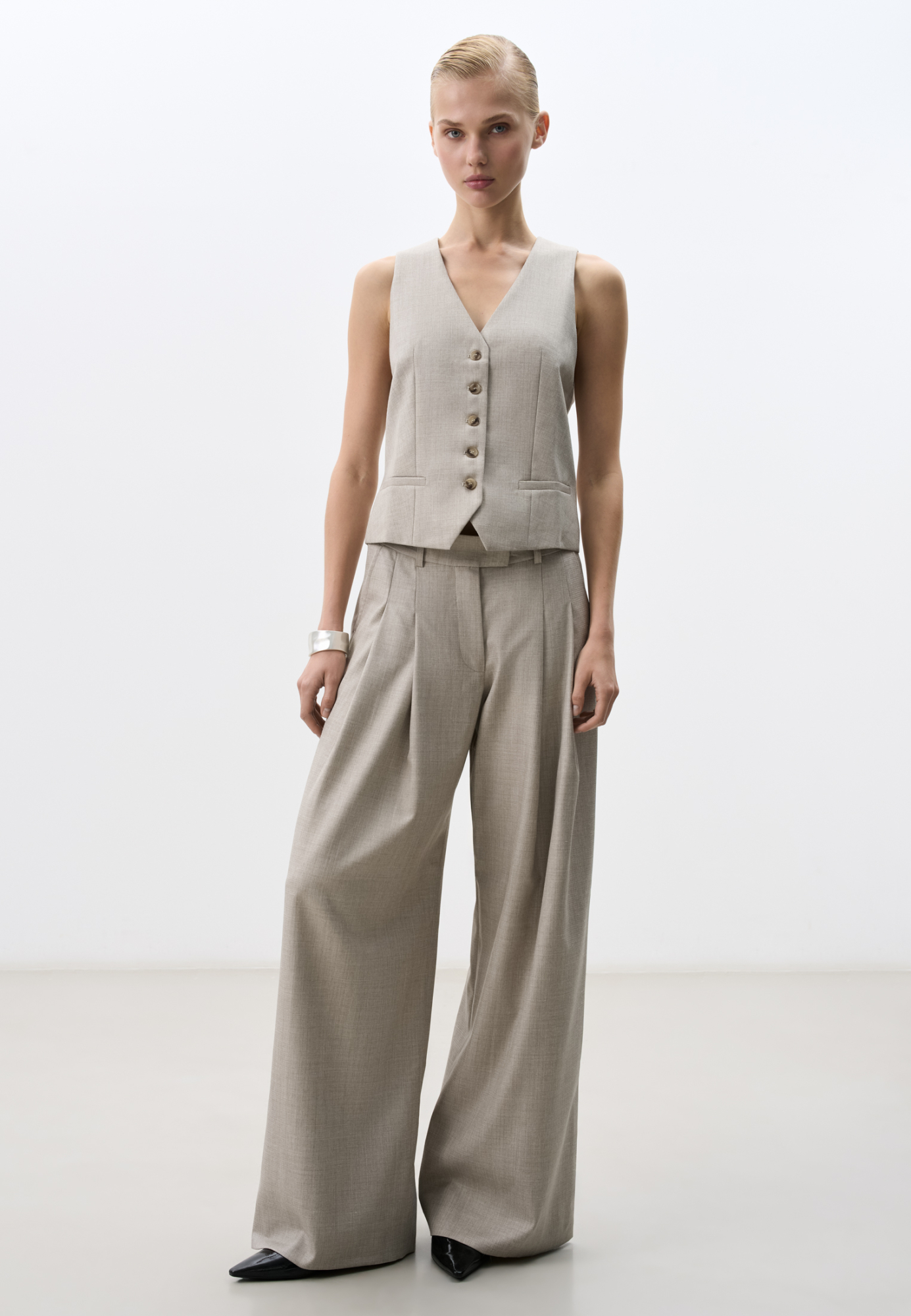 Классический жилет из смесовой шерсти. Модель прямого кроя с имитацией карманов и V-образным вырезом. Застежка на пять пуговиц. Изделие без подкладки.