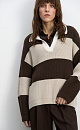 Трикотажный джемпер из шерсти в полоску. Модель свободного силуэта, со спущенной линией плеч, длинными рукавами, отложным воротничком контрастного цвета и V-образным вырезом горловины.