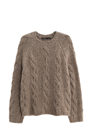 коричневый Трикотажный джемпер из шерсти и мохера. Модель свободного силуэта со спущенной линией плеч, объемными рукавами и круглым вырезом горловины. Изделие декорировано фактурной вязкой в виде кос. Края выполнены в рубчик.