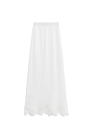белый Трикотажная юбка из шерсти мериноса экстрафайн и альпака экстрафайн. Модель А-силуэта с широким поясом на резинке. Подол изделия декорирован кружевом.