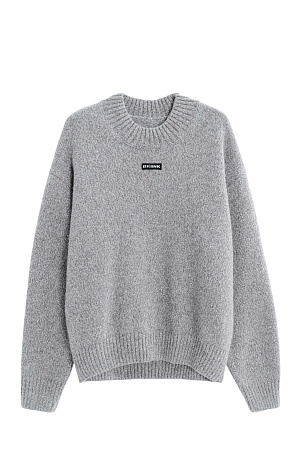 серый Объемный джемпер из шерсти с добавлением кашемира. Модель свободного силуэта, со спущенной линией плеч. Воротник выполнен изнаночными петлями в широкий рубчик. Манжеты рукавов и низ изделия - на резинке. Джемпер декорирован брендированным трикотажным ярлычком.