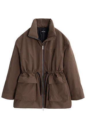 коричневый Парка на синтепоне. Модель свободного силуэта с регулируемой кулиской на талии, большими накладными карманами с клапанами, со спущенной линией плеч и воротником-стойкой. В комплекте к куртке идет дополнительный объемный воротник и капюшон. Застежка на молнию. Изделие выполнено на подкладке.