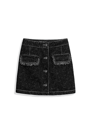 черный Джинсовая юбка длины мини из 100% хлопка. Изделие декорировано бахромой на карманах. Застежка на металлические пуговицы. Дополнить образ можно жакетом в таком же стиле.