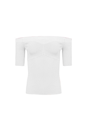 белый Трикотажный топ в рубчик с открытыми плечами.