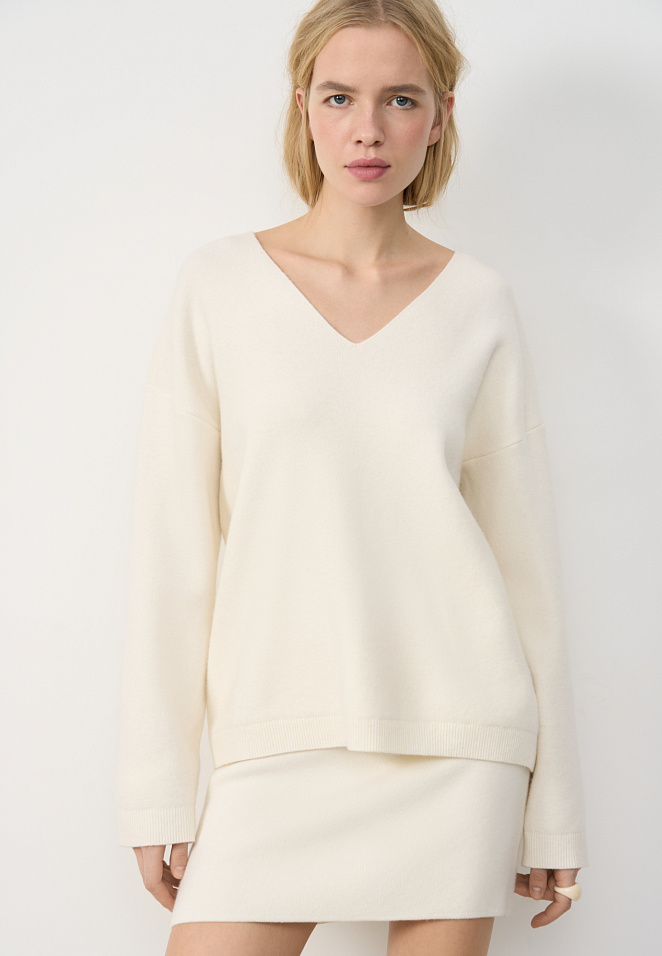Джемпер с V-образным вырезом 
