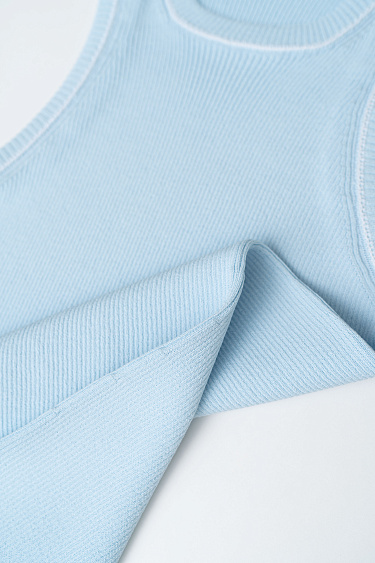 Трикотажный топ с контрастной строчкой