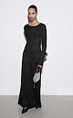 Трикотажное платье длины макси из хлопка с пайетками. Модель приталенного силуэта с длинными рукавами и открытой спиной. Манжеты рукавов и подол декорированы валиками.