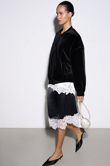 Атласная юбка миди с кружевом