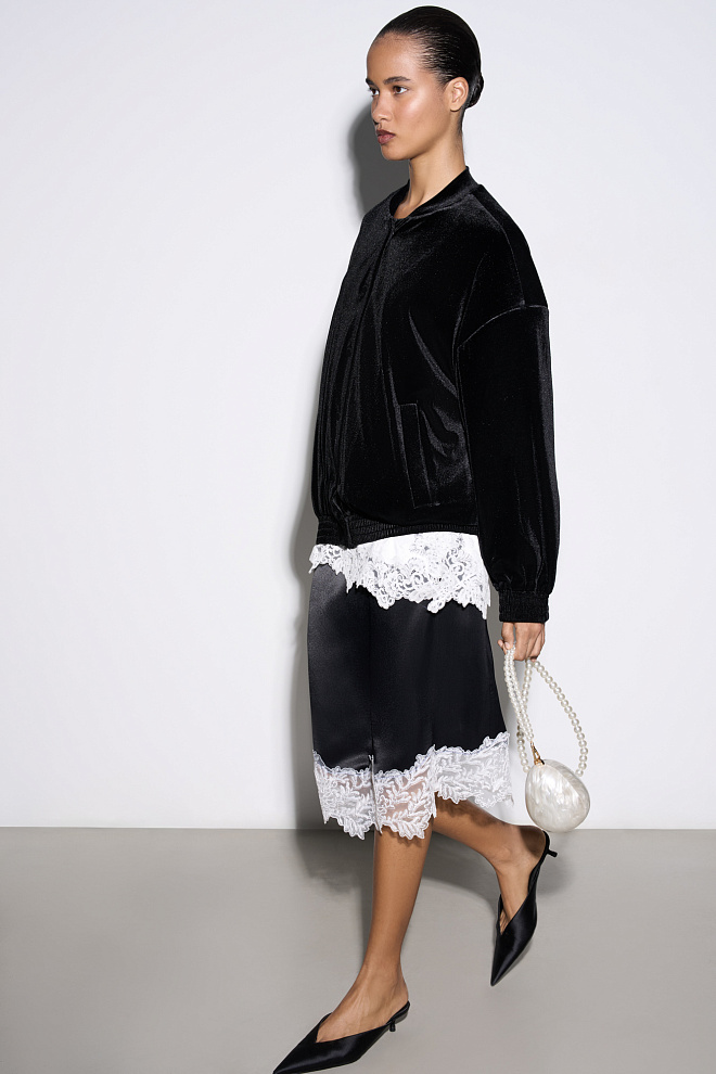 Атласная юбка миди с кружевом