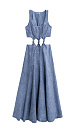 Платье длины миди из 100% льна. Модель приталенного силуэта с расклешенной юбкой, без рукавов, на широких бретельках и&nbsp;&nbsp;U-вырезом горловины. Изделие декорировано вертикальными швами и объемными узлами на талии. 