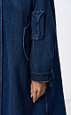 Джинсовая парка из 100% хлопка на стеганой подстежке. Модель свободного кроя, со спущенной линией плеч, глубоким капюшоном, боковыми карманами с клапанами на пуговицах и карманом на рукаве. Застежка на металлические кнопки под планкой. Подстежка отстегивается и может являться отдельным элементом образа. 