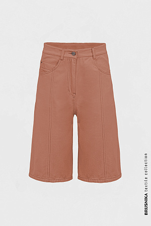 оранжевый Джинсовые шорты из 100% хлопка. Модель с карманами и шлевками для ремня на поясе. Застежка на молнию и пуговицу. 