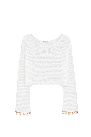 белый Укороченный джемпер с длинным рукавами, декорированными тесьмой из ракушек и пайетками. Дополнить образ можно юбкой в таком же стиле.