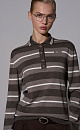 Трикотажный джемпер из шерсти в полоску. Модель свободного силуэта, с длинными рукавами, воротником поло на пуговицах и брендированным жаккардом на груди. Манжеты, воротничок и низ изделия выполнены в рубчик.