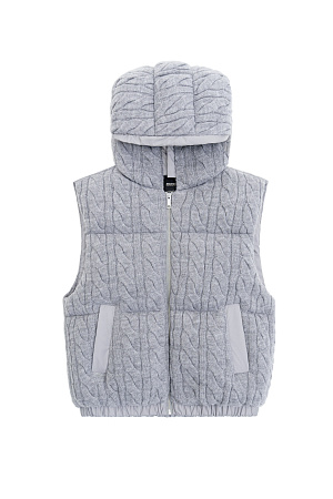 серый Стеганый жилет на пуху с трикотажным верхом, выполненным объемными косами из мягкой шерсти. Модель прямого кроя, с капюшоном и двумя карманами. Низ изделия выполнен на резинке. На подкладке. 