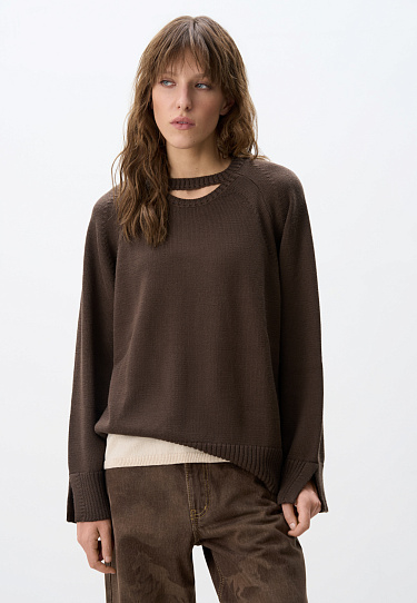Джемпер с акцентным вырезом